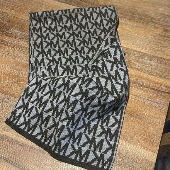 Michael Kors neck scarf - Picture 3 of 4